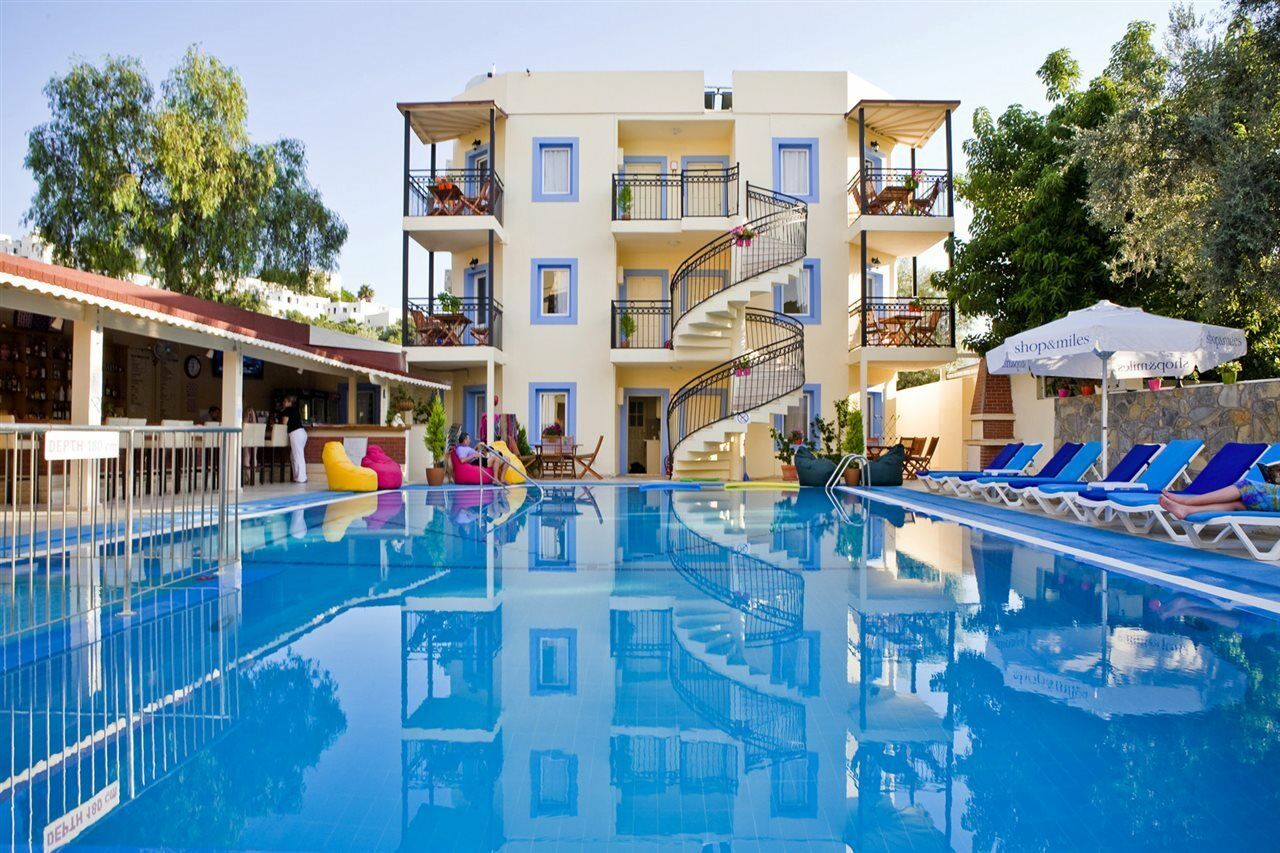 Merve Apartments, Your Home From Home In Central Bodrum, Street Cats Frequent The Property, Not All Apartments Have Balconies , Ground Floor Have Terrace With Table And Chairs Zewnętrze zdjęcie